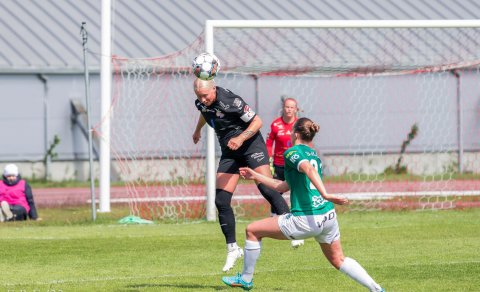 Hulda Björg Hannesdóttir skallar frá markinu. Mynd: Egill Bjarni Friðjónsson