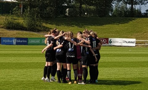 Hamrarnir að stappa í sig stálinu fyrir leik gegn Fjölni í Grafarvoginum í sumar.