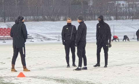 Jón Stefán Jónsson þjálfari ræðir við dómaratríóið fyrir leik.