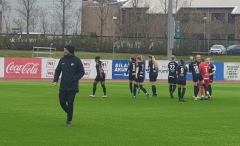 Klárar í seinni hálfleikinn - sem var betri en sá fyrri hjá okkar stelpum.