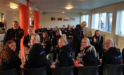 Eftirvæntingin leyndi sér ekki þegar þessi mynd var tekin á sjöunda tímanum í morgun. Allar mættar m…