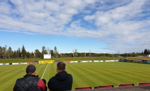 Þjálfarar Þórs/KA, Perry Mclachlan og Jón Stefán Jónsson, ráða ráðum sínum í aðdraganda leiksins.