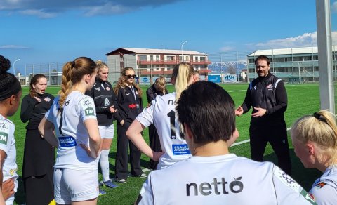 Jóhann Kristinn Gunnarsson, þjálfari Þórs/KA, ræðir við leikmenn í leikhéi í æfingaleik á dögunum.