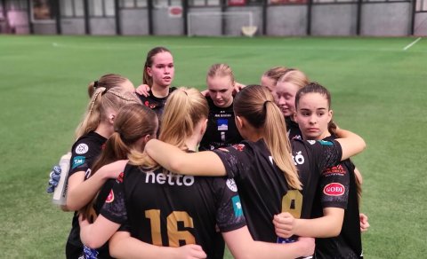 Tilbúnar í leikinn.