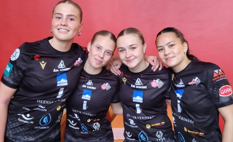 Iðunn Rán, Una Móeiður, Steingerður og Kimberley Dóra að lokinni undirritun.
- - -