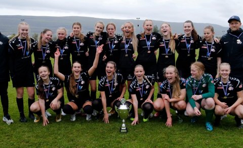 Átta úr þessum hópi spiluðu gegn Tindastóli í gær. Myndin er af Íslandsmeisturum Þórs/KA í keppni B-…