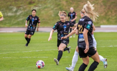 Karen María Sigurgeirsdóttir skoraði frábært mark í kvöld þegar hún jafnaði leikinn í 1-1. Myndin er…