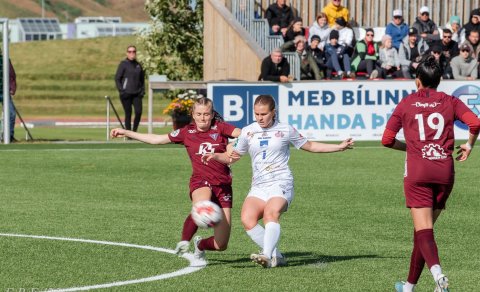 Karen María Sigurgeirsdóttir í baráttu við leikmenn Tindastóls á Sauðárkróksvelli síðastliðið sumar.…