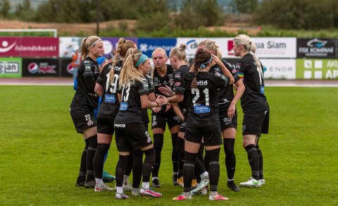 Stelpurnar í Þór/KA gera sig klárar í seinni hálfleikinn í heimaleik gegn Breiðabliki þann 28. ágúst…