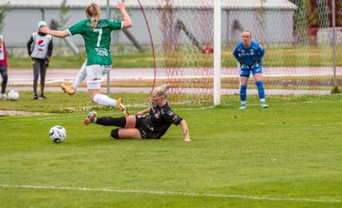 Úr leik liðanna 28. júlí 2021. Hulda Björg í baráttu við Öglu Albertsdóttur, Harpa Jóhannsdóttir fyl…