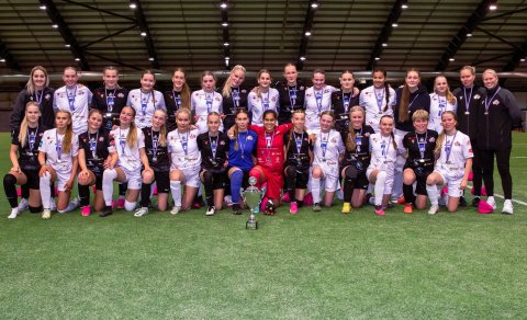 Að verðlaunaafhendingu lokinni var liðunum blandað saman á eina stóra meistaramynd. Ljósmynd: Egill …