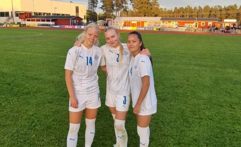 Ísfold Marý Sigtryggsdóttir, Jakobína Hjörvarsdóttir og Kimberley Dóra Hjálmarsdóttir, stoltar í lan…