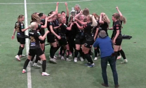 Bikarinn á loft! Skjáskot úr myndbandsupptöku.
- - -