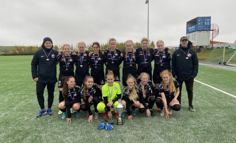 Íslandsmeistararnir að leik loknum í Hafnarfirði í dag. 

Fremri röð frá vinstri: Helga Dís Hafste…