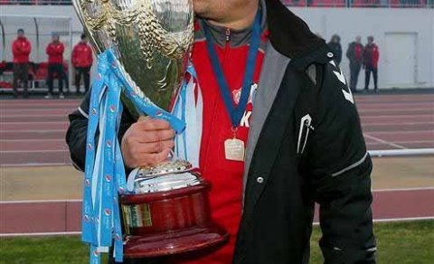 Jóhann Kristinn Gunnarsson hampar Íslandsbikarnum. Mynd: Þórir Tryggva