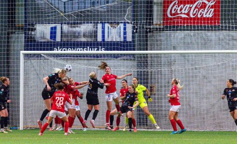 Sonja Björg Sigurðardóttir skallar að marki Vals eftir hornspyrnu frá Karen Maríu Sigurgeirsdóttur u…