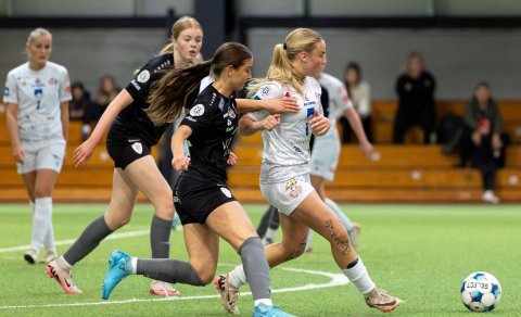 Bríet Fjóla Bjarnadóttir í baráttu við leikmenn FHL. Hún skoraði eina mark Þórs/KA í leiknum. Mynd: …