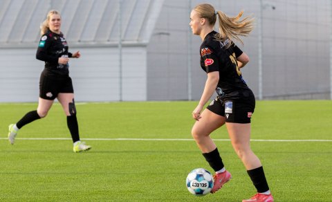 Sú elsta og sú yngsta. Arna Sif Ásgrímsdóttir (1992) og Bríet Fjóla Bjarnadóttir (2010). Bríet Fjóla&hellip;