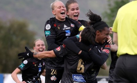 Leikmenn fagna fyrsta marki liðsins þegar Dominique Randle skoraði sitt fyrsta mark fyrir félagið. M…