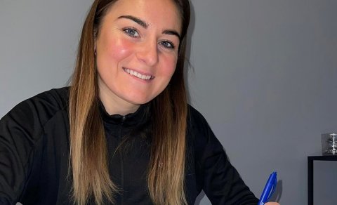 Andrea Mist Pálsdóttir skrifar undir samning við Þór/KA.