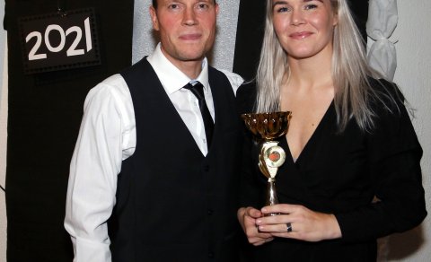 Andri Hjörvar Albertsson þjálfari og Arna Sif Ásgrímsdóttir fyrirliði, besti leikmaður og leikmaður …