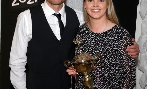 Andri Hjörvar Albertsson þjálfari og Harpa Jóhannsdóttir, handhafi Kollubikarsins 2021. Mynd: Skapti…