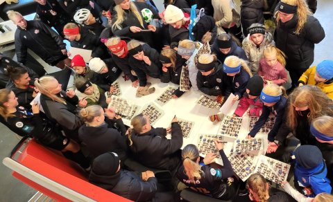 Stelpurnar í Þór/KA létu sig ekki vanta inn í Hamar þar sem ungir aðdáendur biðu eftir því að fá myn…