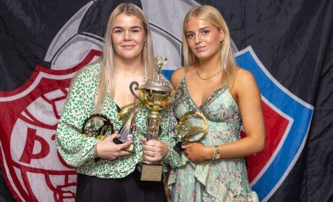 Arna Sif Ágrímsdóttir og Karen Hulda Hrafnsdóttir með verðlaunagripina á lokahófi Þórs/KA í gærkvöld&hellip;