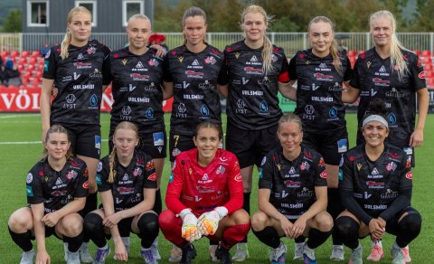 Byrjunarliðið gegn Grindavík/Njarðvík.
Aftari röð frá vinistri: Karen Hulda Hrafnsdóttir, María Dög&hellip;