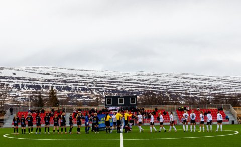 Við upphaf fyrri leiks liðanna í deildinni sem fram fór á Akureyri 25. apríl. Mynd: Ármann Hinrik.