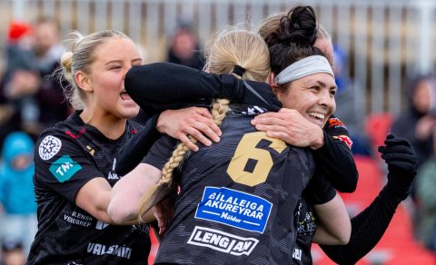 Erin umvafin af liðsfélögunum eftir markið. Birgitta Rún Finnbogadóttir, Hildur Anna Birgisdóttir og&hellip;