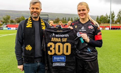 300! Náum við 300 áhorfendum á leikinn á morgun? Birgir Örn Reynisson afhenti Örnu Sif Ásgrímsdóttur&hellip;