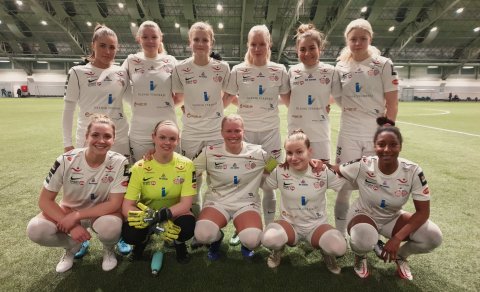 Byrjunarliðið gegn Keflavík. Fremri röð frá vinstri: Brooke Lampe, Harpa Jóhannsdóttir, Hulda Björg …