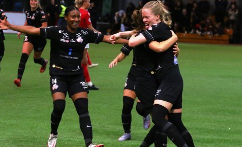 Leikmenn Þórs/KA fagna marki Margrétar Árnadóttur, sem kom Þór/KA aftur í forystu í leiknum gegn Val…