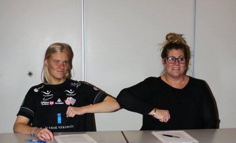 Hulda Ósk Jónsdóttir og Dóra Sif Sigtryggsdóttir, formaður Þórs/KA, við undirritun samningsins.