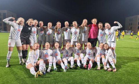 U19 landsliðið að loknum sigrinum á Svíum í dag. Myndin er af Facebook-síðu KSÍ. Ísfold er lengst ti…