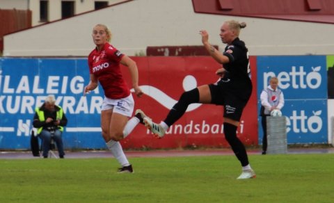 Úr leik liðanna í fyrrasumar. Hulda Björg Hannesdóttir og Sólveig Jóhannesdóttir Larsen. Mynd: Jón Ó…