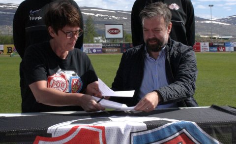 Guðrún Una Jónsdóttir og Andrés Viljhjálmsson handsala samninginn. Með þeim eru leilkmennirnir Harpa…