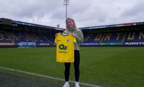 María á heimavelli Fortuna Sittard með treyju félagsins eftir að hún undirritaði samninginn fyrr í d…
