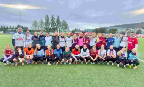 Stelpurnar í U16 ásamt þjálfurunum í alls konar uppáhaldstreyjum í tilefni af Treyjudeginum 4. septe&hellip;