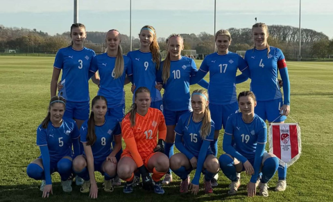 Byrjunarliðið í sigurleiknum gegn Tyrklandi í dag. Emma Júlía er nr. 19, lengst til hægri í fremri r…