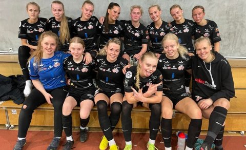 Þór/KA eftir leik í dag. Hildur Anna Birgisdóttir er önnur frá vinstri í fremri röðinni. Rebekka Sun…