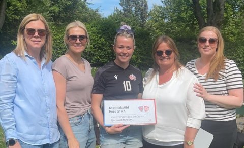 Frá afhendingu afraksturs kvennakvöldsins. Hér er hluti undirbúningsnefndarinnar ásamt fyrirliðanum …