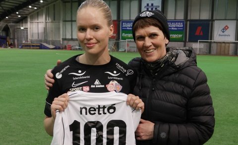 Margrét Árnadóttir, ásamt móður sinni Guðrúnu Unu Jónsdóttur, sem afhenti henni treyjuna fyrir leiki…