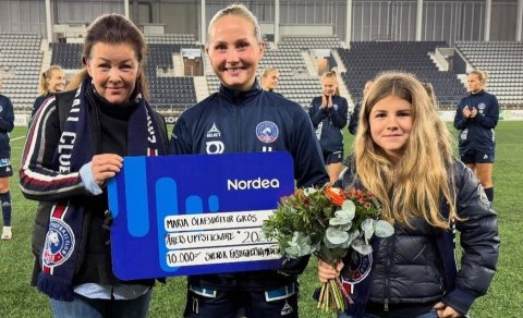 María Ólafsdóttir Gros ásamt fulltrúum félagsins fyrir leik Linköping og Kristianstad í gær. Myndin …