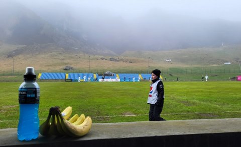 Powerade, banani og boltasækir. Einn knattspyrnuleikur er meira en bara 11 á móti 11 inni á vellinum…