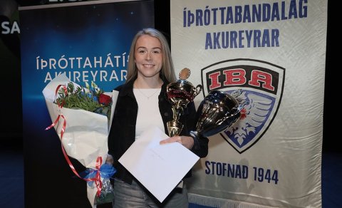 Sandra María Jessen við athöfnina í gær þegar hún tók við viðurkenningum sem íþróttakona Akureyrar 2…