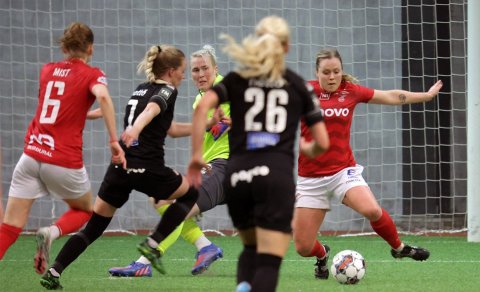 Sandra í marki Vals þegar liðið mætti Þór/KA í Boganum í byrjun maí á þessu ári. Skömmu seinna kom M…