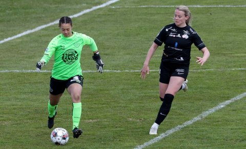 Sandra María Jessen sækir að Tiffany Sornpao, markverði Selfyssinga í leiknum. Mynd: Skapti Hallgrím…