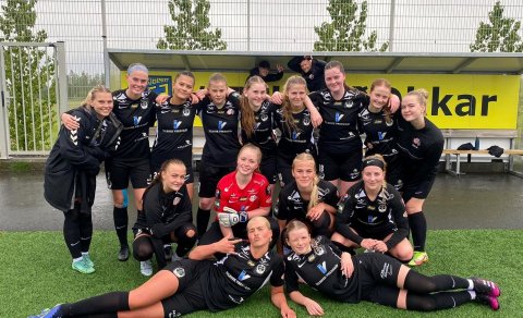 Sigri fagnað með myndatöku. Tveir af þjálfurum liðsins, Birkir Hermann og Pétur Heiðar, eru í baksýn…